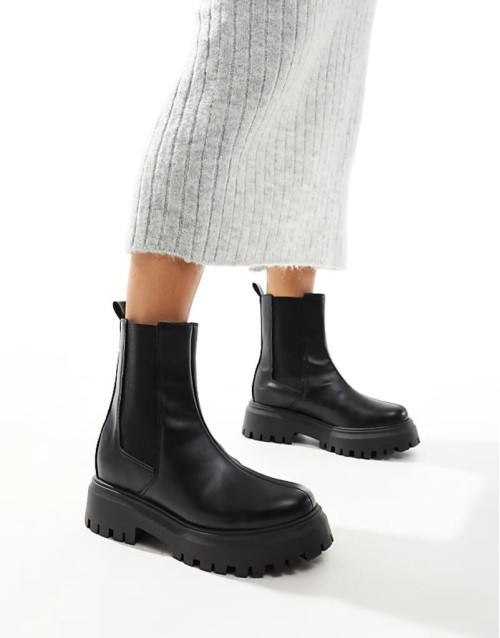 Amber chunky chelsea boots in black
