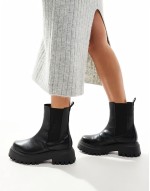 Amber chunky chelsea boots in black