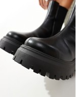 Amber chunky chelsea boots in black